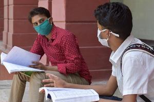 students at college wearing masks during the COVID-19 pandemic