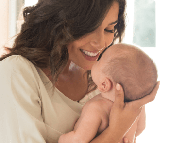 Foto de una mujer con un bebé. Image of woman with an infant.