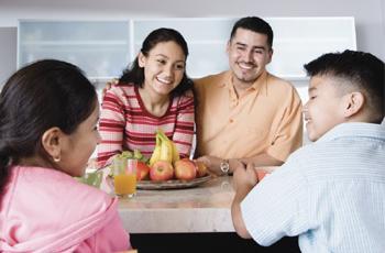 Una familia latina mirando fotografías y conversando